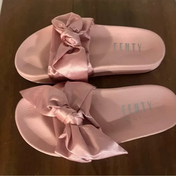 Slides Fenty! - Picture 2 of 5